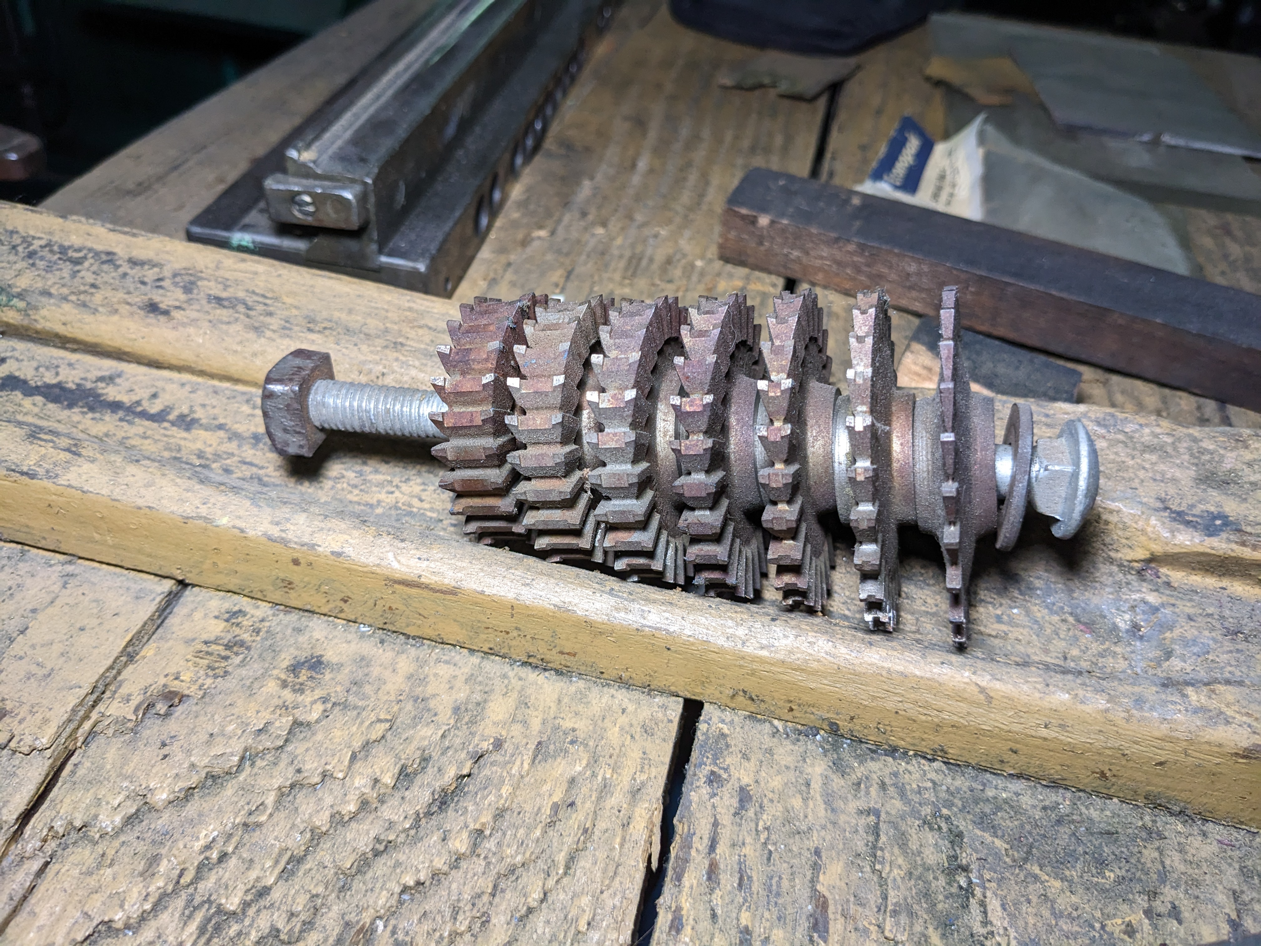 A matrices teeth cutting machine.